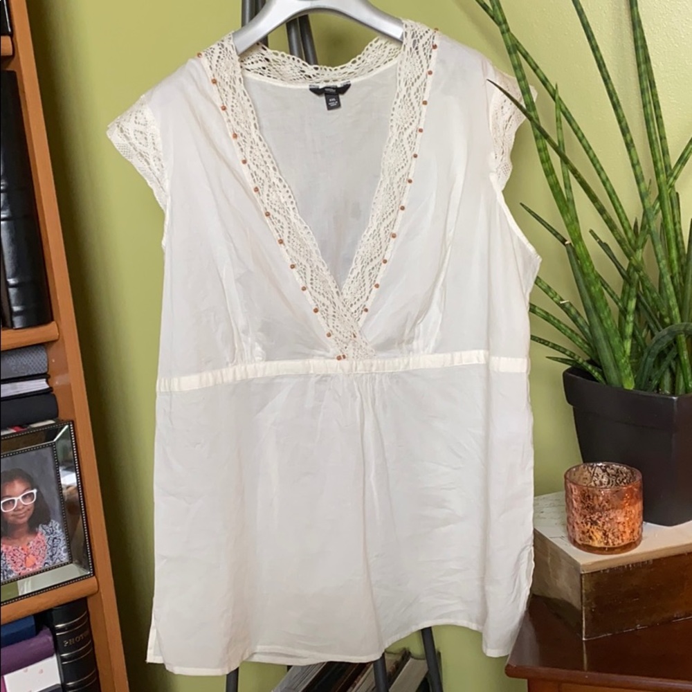 White Cotton Mossimo top with lace & wooden beads
